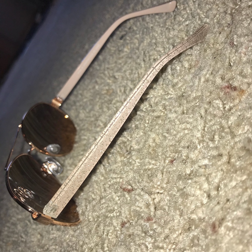 Aviator style sunglasses